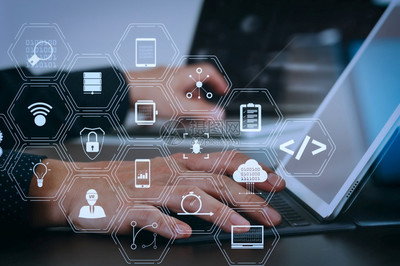 軟件開發(fā)者的編碼工作與強(qiáng)化的現(xiàn)實儀表板計算機(jī)圖標(biāo)有關(guān)這些包括機(jī)敏的系統(tǒng)開發(fā)代碼叉和網(wǎng)絡(luò)安全反應(yīng)的版本商人手與筆記本電腦一起工作